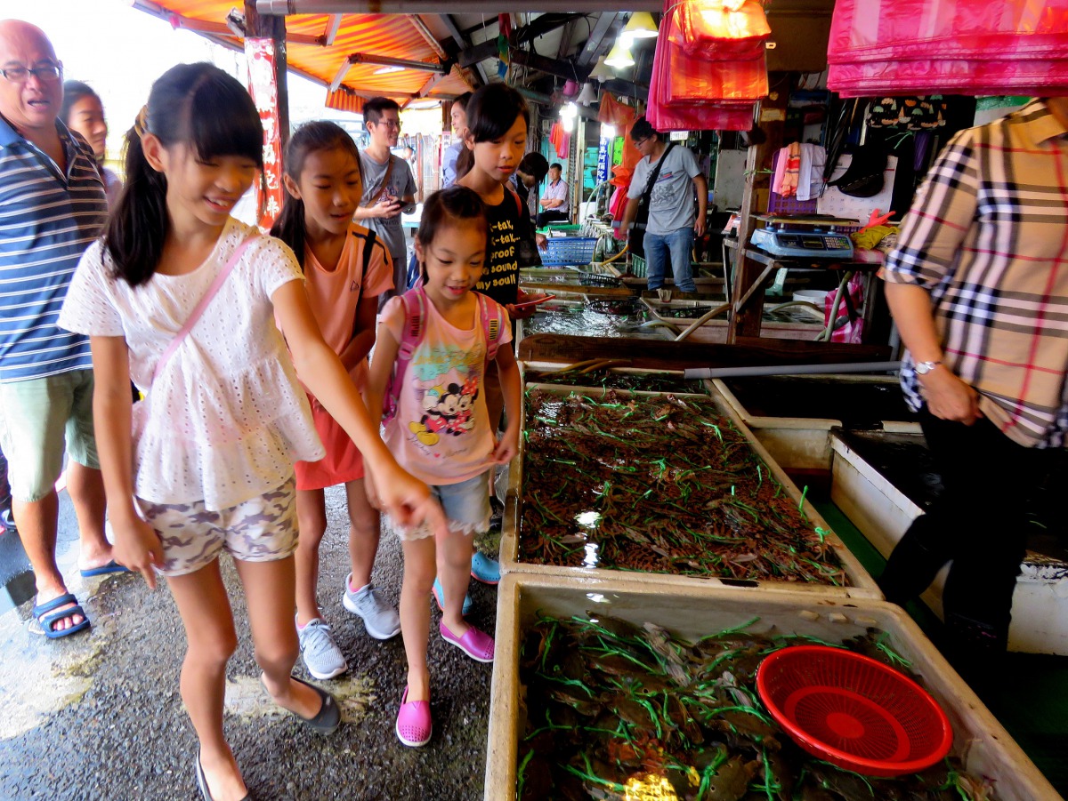 學員走訪海鮮街,並與魚販實際互動,認識當季當令的魚種,並透過選魚、烹煮,進而認識在地討海文化及其慢魚精神。
