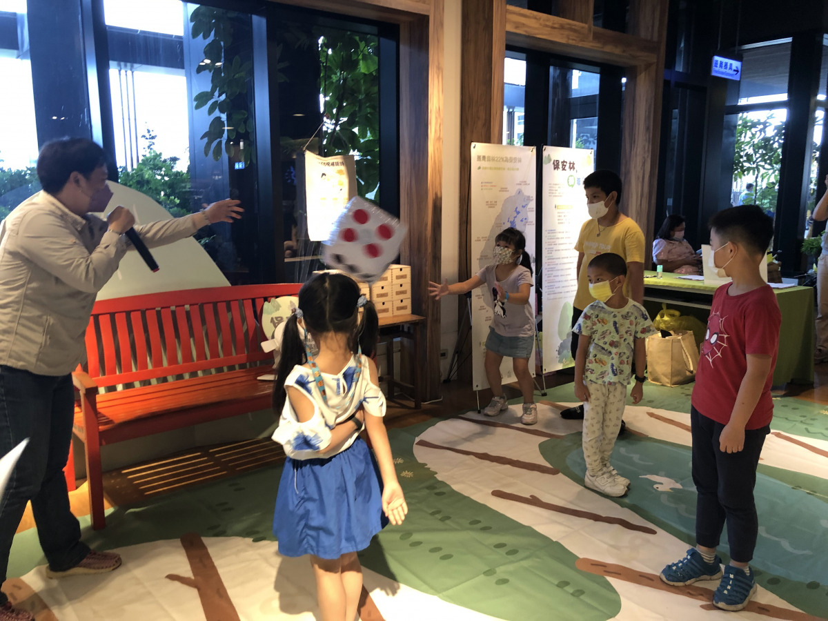 孩子們邊遊戲邊認識保安林